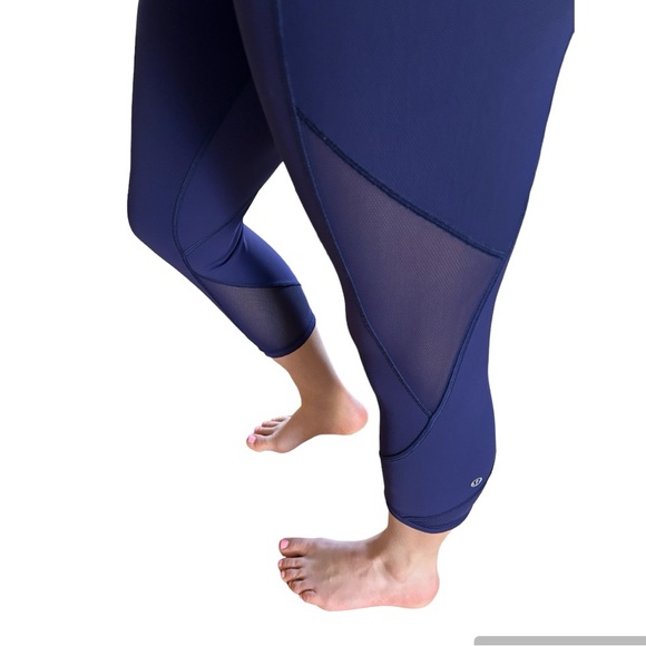 Lululemon - 21 inch cropped leggings - mesh side detail - navy/plum - Size 8 - Picture 3 of 3